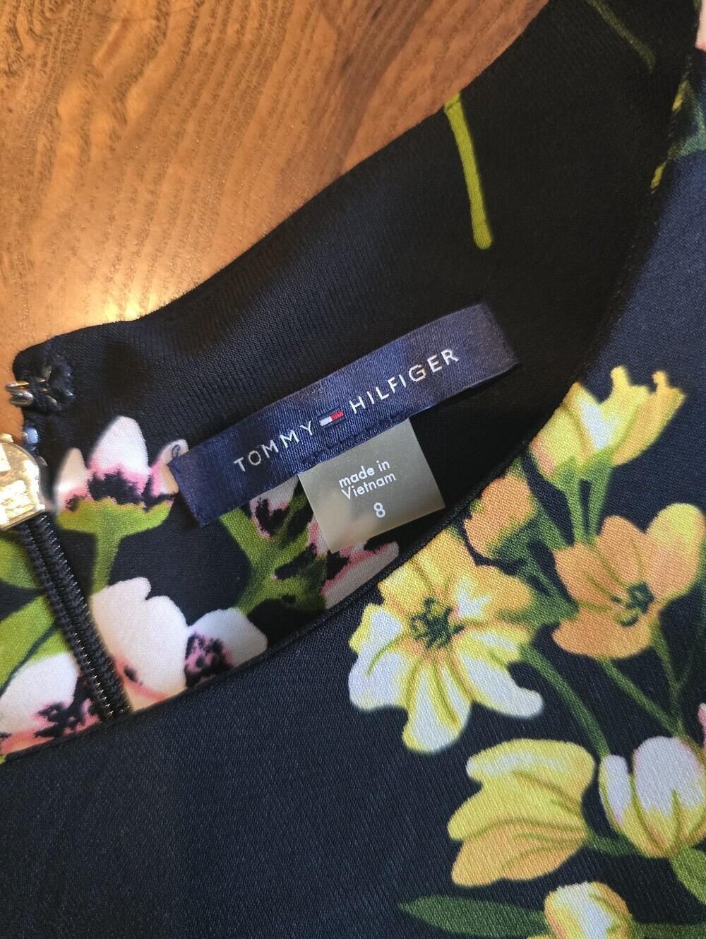 Tommy Hilfiger Black Floral Print Bell Sleeve Shift Dress Womens size 8 - Picture 3 of 8